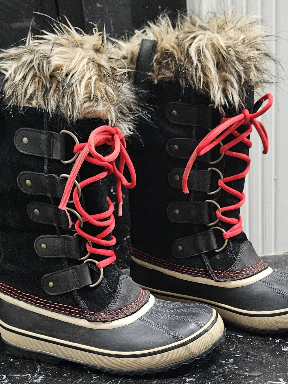 Sorel Black Winter Boots with Faux-Fur Collar and Red Laces